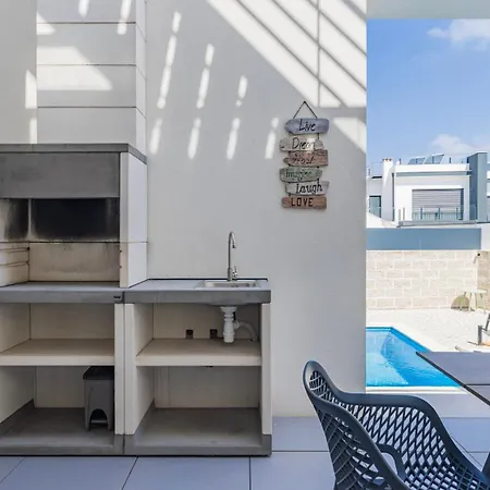 Outstanding With Private Pool By Lovelystay 빌라